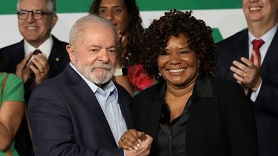 تعيين مغنية موسيقى 