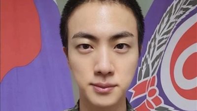 أول صورة لـ جين عضو فرقة BTS بعد التحاقه بالجيش الكوري 