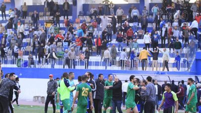 إلغاء مباراة الترسانة والسكة بعد أحداث شغب والتعدي على الحكم (صور)