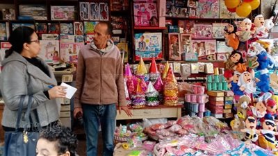 أسعار زينة أعياد الميلاد بالفجالة.. دبدوب بابا نويل بـ 55 جنيهًا (صور)