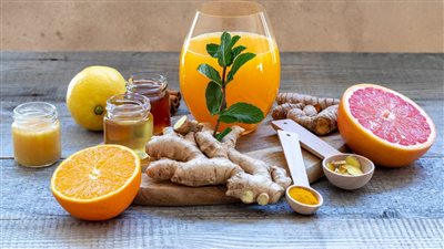 طريقة عمل عصير البرتقال بالزنجبيل (فيديو)