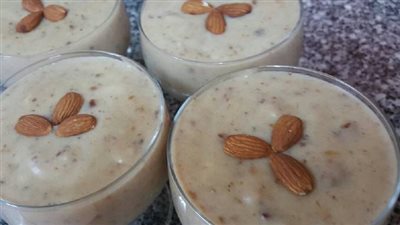 طريقة عمل مهلبية التمر واللوز (فيديو)