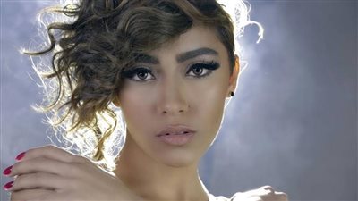 بعد سرد قصة اعتزالها للغناء، من هي المطربة زيزي عادل 