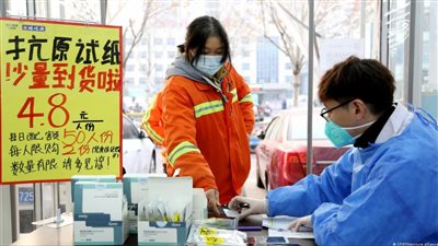 مسئول طبي كبير يعترف: نصف مليون إصابة بكورونا يوميًا في مدينة صينية واحدة