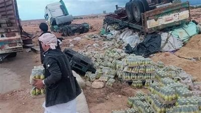 شهامة ولاد البلد، انقلاب سيارة مواد غذائية على طريق النجيلة والأهالي يحتفظون بالبضاعة (صور)