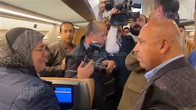 قطار التالجو الجديد، كامل الوزير للركاب: اصبروا علينا، ومواطنة: دعيتلكوا في الكعبة (فيديو)