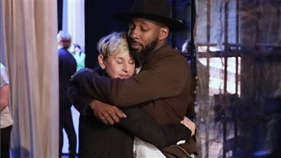 ايلين ديجنرس تبكي أثناء حديثها عن انتحار صديقها تويتش