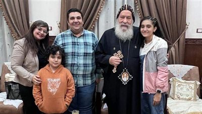 مطران قنا يكرم الطالبة مارولا نادر لحصولها علي المركز الأول في مسابقة الروبوت بسنغافورة