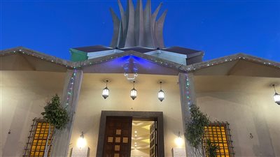 أشجار الكريسماس وأضواء الميلاد تزين الكاتدرائية الأسقفية قبل قداس العيد