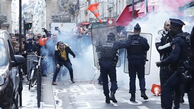 باريس تشتعل، اشتباكات وغاز مسيل للدموع بين الشرطة الفرنسية والمحتجين (فيديو)