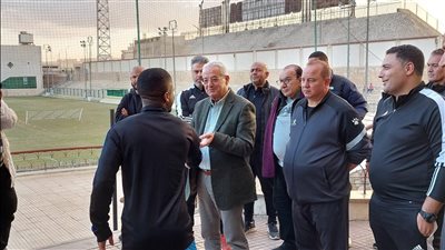 رئيس المقاولون العرب يحفز اللاعبين قبل مباراة الزمالك (صور)