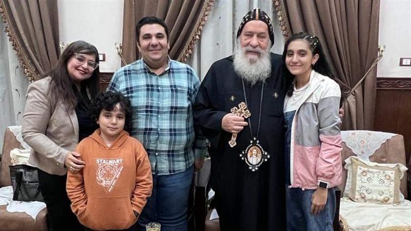 مطران قنا يكرم الطالبة