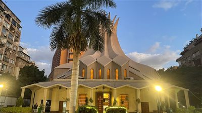 أجراس الكاتدرائية الأسقفية تدق وتعلن بدء قداس عيد الميلاد