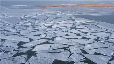 بحيرة تتحول إلى مرايا مكسورة في الصين