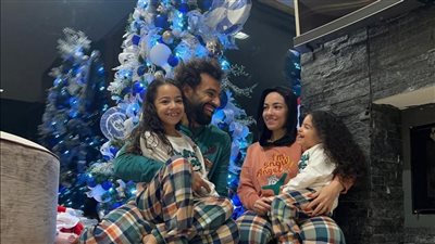 محمد صلاح يحتفل بالكريسماس مع أسرته (صور) 