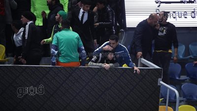 مواساة ومساعدة جماهير الأهلي لجمهور الاتحاد بعد انهيار سور المدرجات (صور) 