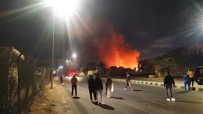 حريق هائل في مزرعة تحوي مستودع أنابيب غاز بخط 10 بالعبور (صور)