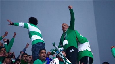 قبل انهياره بلحظات.. عادل شكل يقود جماهير الاتحاد من أعلى سور مدرجات صالة حسن مصطفى (فيديو وصور)