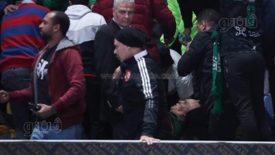 لحظة نقل عادل شكل إلى المستشفى بعد إصابته في انهيار سور مدرجات صالة حسن مصطفى (صور) 