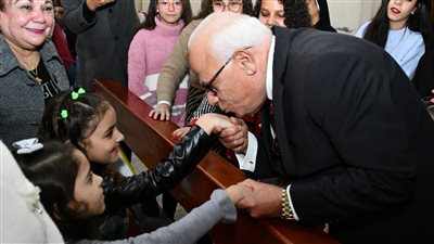 قداس عيد الميلاد، محافظ بورسعيد يقبل أيادي الأطفال في عيد الميلاد بكنيسة أوجيني والقديس نيقولاس