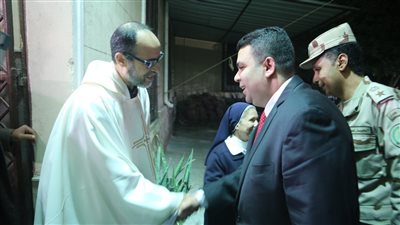 نائب المحافظ يقدم التهنئة للإخوة الأقباط بكنيسة الآباء الفرنسيسكان بالسويس (صور) 