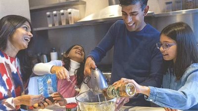 عيد الميلاد المجيد، رئيس وزراء بريطانيا يقدم الطعام للمشردين ويحتفل مع أسرته بالمطبخ (فيديو)