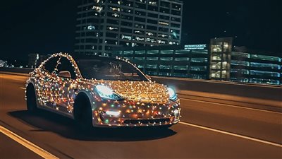 شركة تسلا تهنئ العالم بمناسبة حلول عيد الميلاد المجيد بطريقتها الخاصة (صور)