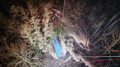 مصرع شخصين وفقدان 3 إثر سقوط حافلة في نهر بإسبانيا