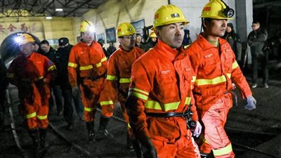 انهيار منجم ذهب يتسبب في محاصرة 18 عاملا تحت الأرض بالصين