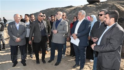 محافظ بني سويف يتفقد سير الأعمال بمشروع إنشاء المرسى السياحي شرق النيل 