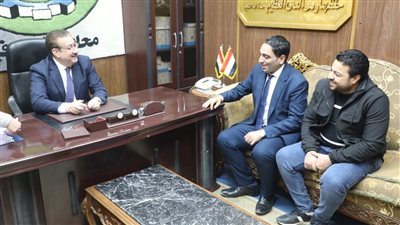محافظ المنوفية يفحص شكاوى المواطنين 