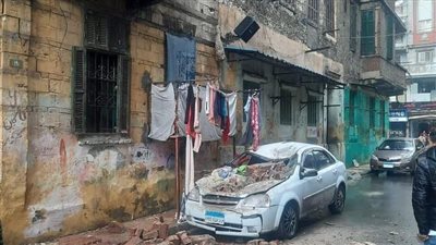 انهيار أجزاء من شرفة عقار وتهشم سيارة في الإسكندرية 