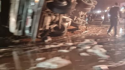 إصابة 7 عمال فى انقلاب سيارة نقل بالعياط 