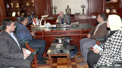 محافظ بني سويف يبحث توزيع خطوط سيارات الأجرة