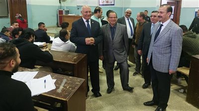 رئيس جامعة بنها يتفقد سير الامتحانات بكلية الحقوق