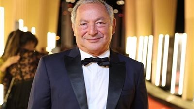 سميح ساويرس يعزف على البيانو ضمن أفراد الأوركسترا السيمفوني السويسري بالجونة