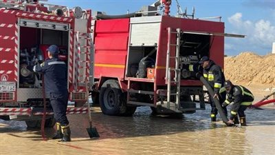 جهود مكثفة لرجال الشرطة لمواجهة موجة الطقس السيئ (صور)