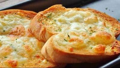 طريقة عمل خبز الثوم بمذاق لا يقاوم (فيديو)