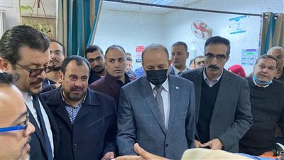 رئيس جامعة المنصورة يتفقد مصابي حادث تصادم أتوبيس طلاب الجامعة الخاصة