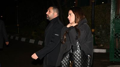 درة وزوجها يقدمان واجب العزاء في والد جومانا مراد (صور)