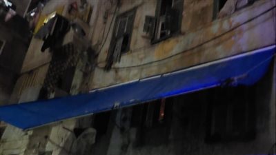 إنقاذ سيدة علقت تحت أنقاض عقار انهار بالإسكندرية (صور)