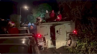 جنود بريطانيون مخمورون يغلقون مدخل قرية بناقلة جند