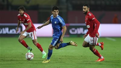 جماهير الأهلي تشن هجوما على لجنة الحكام خلال مواجهة سموحة (فيديو)