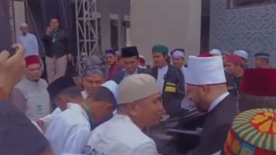 موكب كبير يجوب الشوارع.. شاهد حفاوة واستقبال الإندونيسيين لـ الأزهري (فيديو)