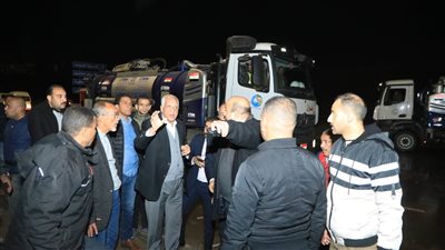 حالة الطقس، محافظ الجيزة يقود عمليات شفط المياه بطريق الواحات (صور)