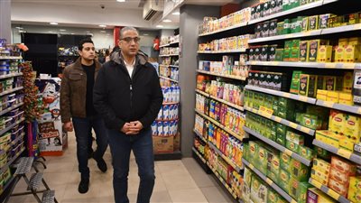 جولة ليلية لمحافظ الفيوم على الأسواق والمحال التجارية لمتابعة الأسعار (صور)