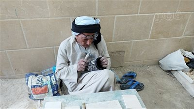 أقدم صناع البازلت بالقرنة: الأسعار تختلف بين المصري والسائح الأجنبي (فيديو)
