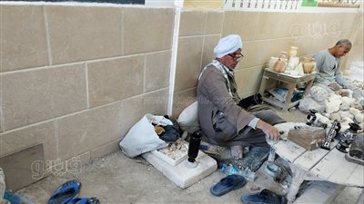 أقدم صانع تحف خزفية في الأقصر: الفن في الراس مش في الكراس (فيديو) 