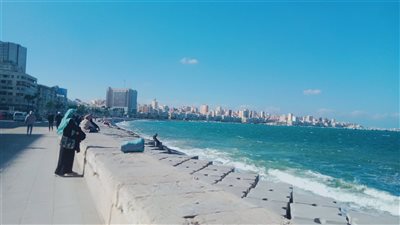 سطوع أشعة الشمس واستقرار الأحوال الجوية في الإسكندرية 