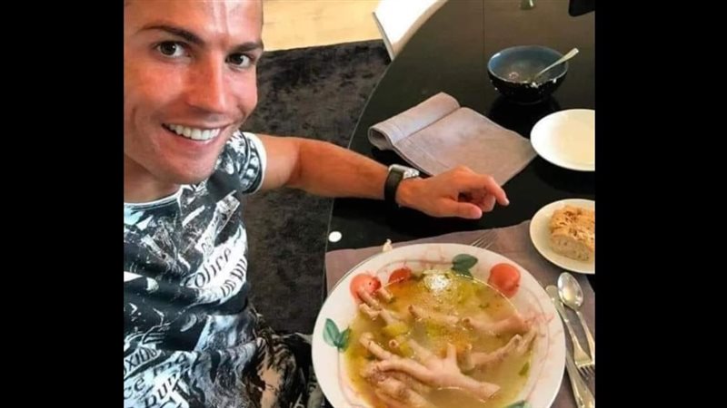 صورة رونالدو يأكل